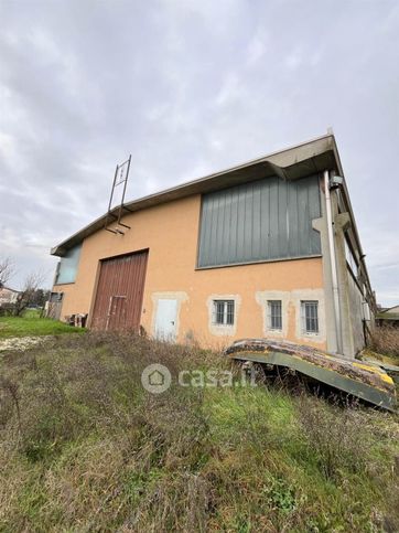 Capannone in commerciale in 