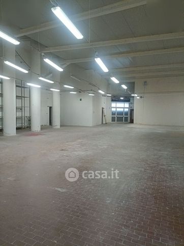 Negozio/locale commerciale in commerciale in Via Terpi 43 R