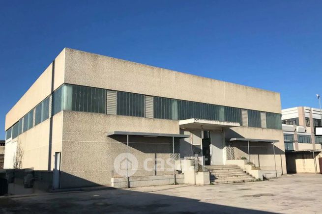 Capannone in commerciale in Via Callano