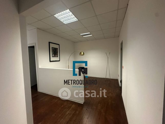 Ufficio in commerciale in Via Ischia 165