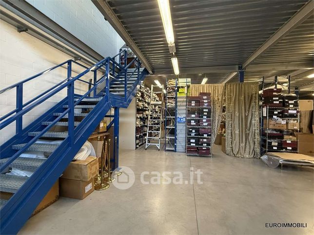 Capannone in commerciale in Via Bora