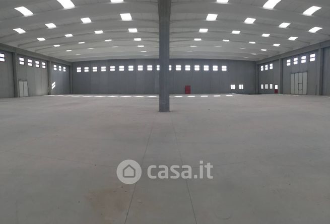 Capannone in commerciale in Strada Provinciale Monza-Trezzo