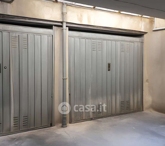 Box/posto auto in residenziale in Via per Monza 8