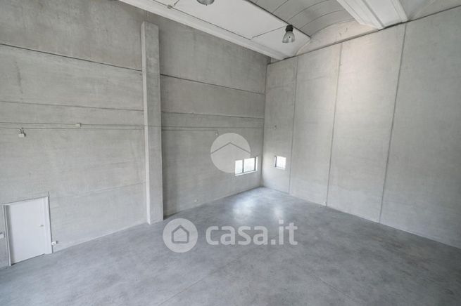Capannone in commerciale in Via Bastone