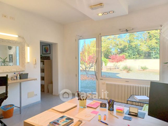 Negozio/locale commerciale in commerciale in Via Arginone