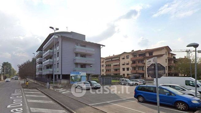 Garage/posto auto in residenziale in Via Adda 44