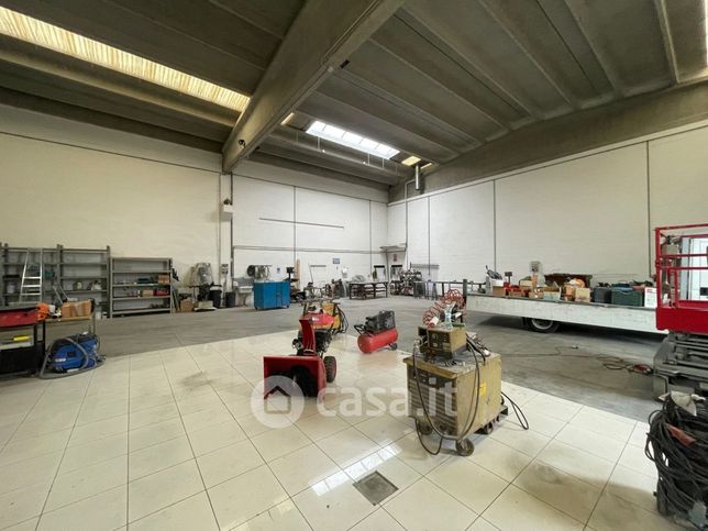 Capannone in commerciale in Via Statale