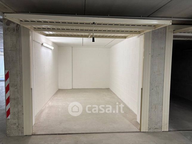 Box/posto auto in residenziale in Via Magenta 6