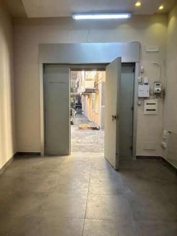 Negozio/locale commerciale in commerciale in Via Vittoria Colonna