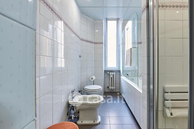 Attivitã /licenza (con o senza mura) in commerciale in Via Carlo Mirabello 40