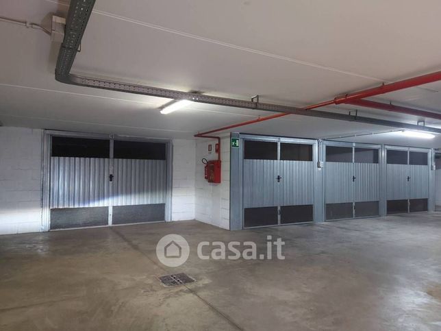 Box/posto auto in residenziale in Via di Torre Morena