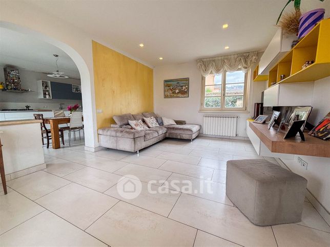 Casa bi/trifamiliare in residenziale in 