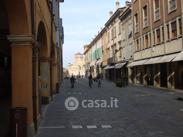 Attivitã /licenza (con o senza mura) in commerciale in Via Don Eugenio Loschi