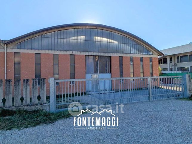 Capannone in commerciale in 