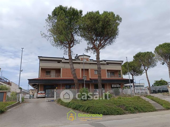 Capannone in commerciale in Via Giacomo Pantaleoni