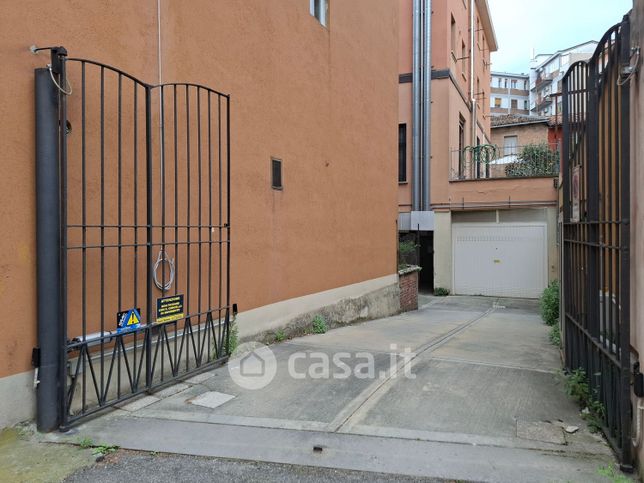 Box/posto auto in residenziale in Via Libia 2