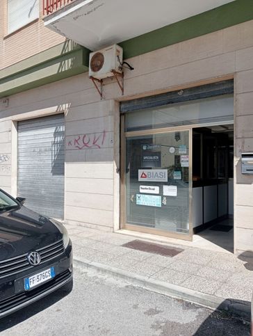 Negozio/locale commerciale in commerciale in Via Monte Santo 32
