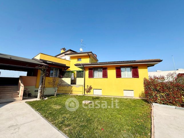 Casa bi/trifamiliare in residenziale in Via del Lavoro