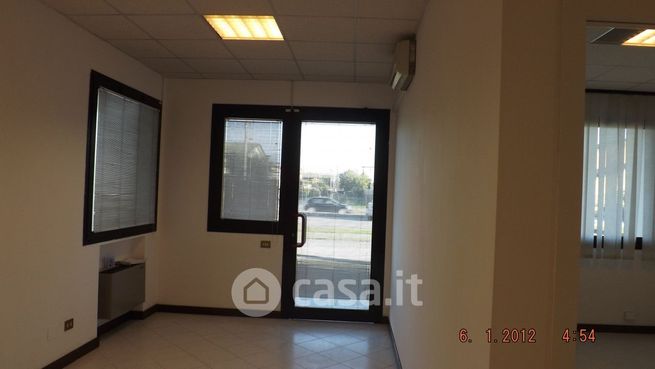 Ufficio in commerciale in 