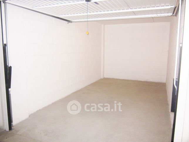 Garage/posto auto in residenziale in Via di Acilia 221