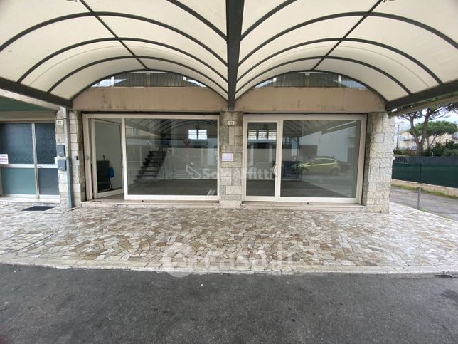 Negozio/locale commerciale in commerciale in Via dei Martiri 33 A