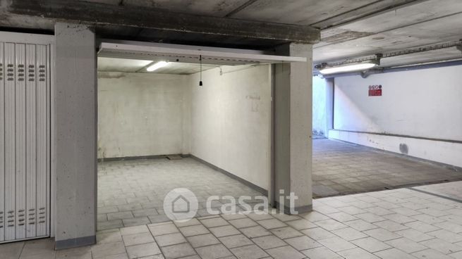 Box/posto auto in residenziale in Corso XXVII Marzo 118