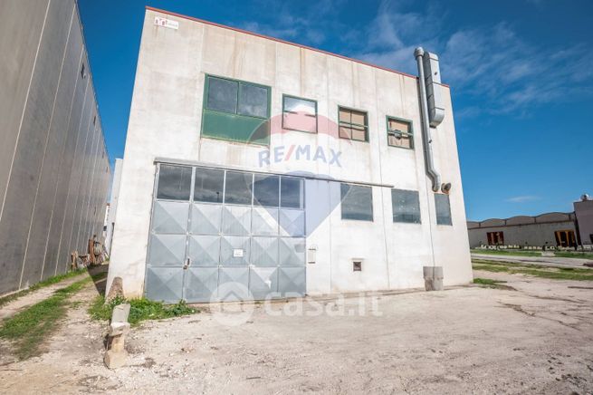 Capannone in commerciale in Via Arturo Di Natale