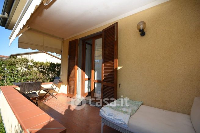 Casa bi/trifamiliare in residenziale in 