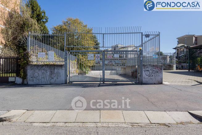 Box/posto auto in residenziale in Via Innocenzo Isimbardi