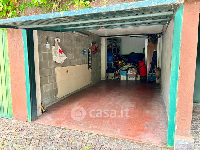 Garage/posto auto in residenziale in Strada al Lago 20