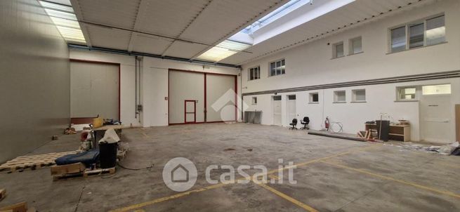 Capannone in commerciale in Via IV Novembre