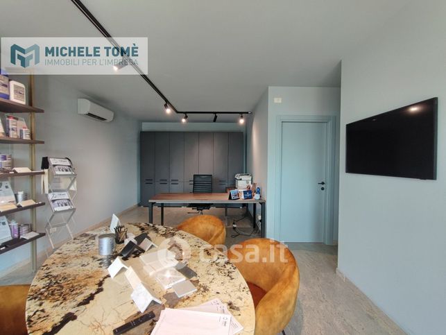 Ufficio in commerciale in Strada Regionale 450