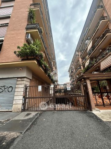 Box/posto auto in residenziale in Via Lucio Elio Seiano 119