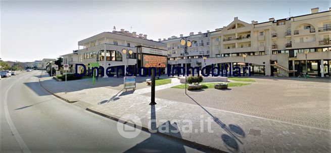 Ufficio in commerciale in 