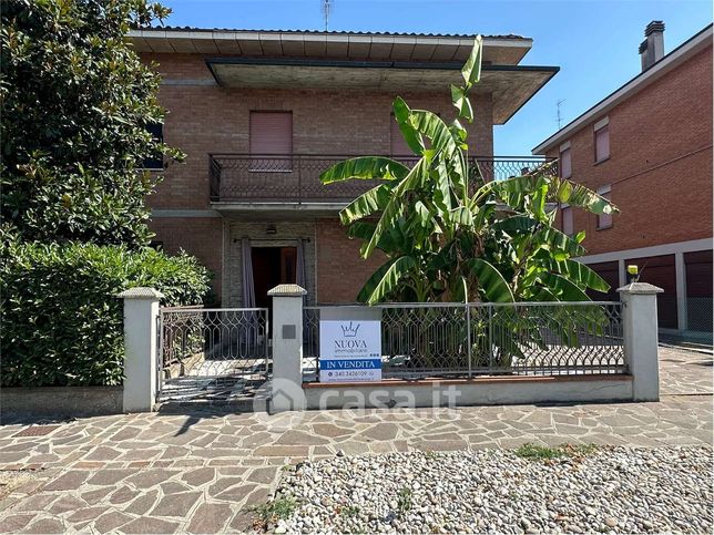 Casa bi/trifamiliare in residenziale in Via Lago d'Orta