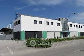 Capannone in commerciale in 