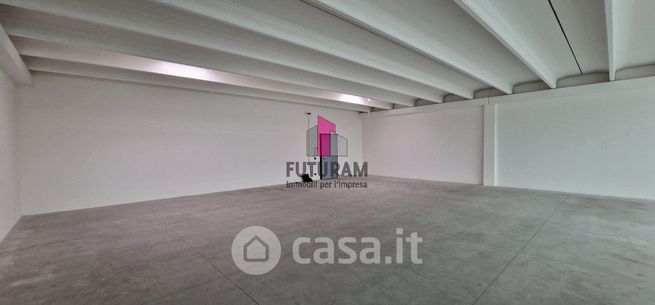 Capannone in commerciale in