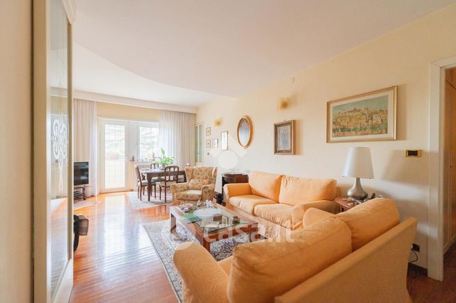 Appartamento in residenziale in Via Eutropio 24