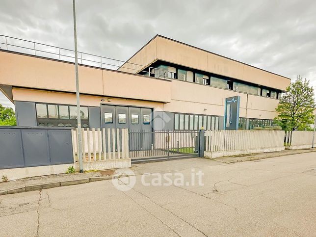 Capannone in commerciale in Via G. Marcora 15