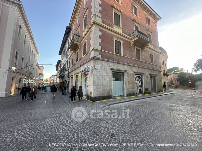 Negozio/locale commerciale in commerciale in Corso GiosuÃ¨ Carducci 82