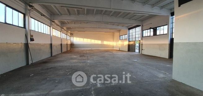 Capannone in commerciale in 