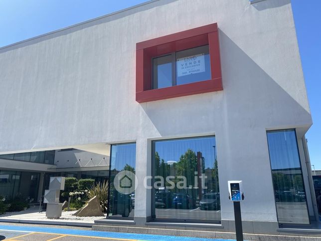 Ufficio in commerciale in Via Dott. F. Garofoli 233