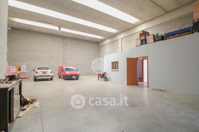 Capannone in commerciale in Via Pietro Nenni 1