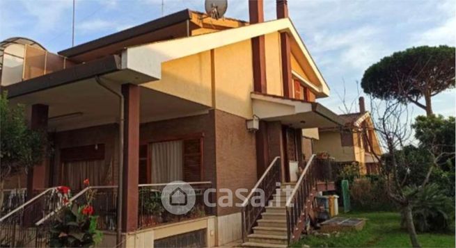 Casa bi/trifamiliare in residenziale in Via dell' Armellino