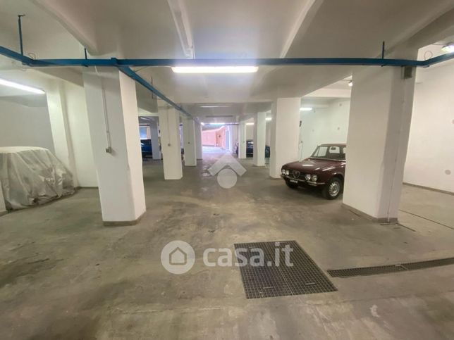 Box/posto auto in residenziale in Via Canevari 112