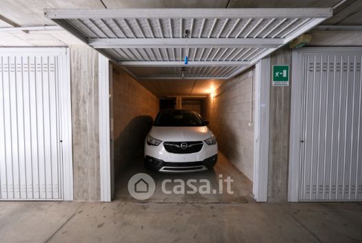 Box/posto auto in residenziale in Via Wolfgang Amadeus Mozart 26
