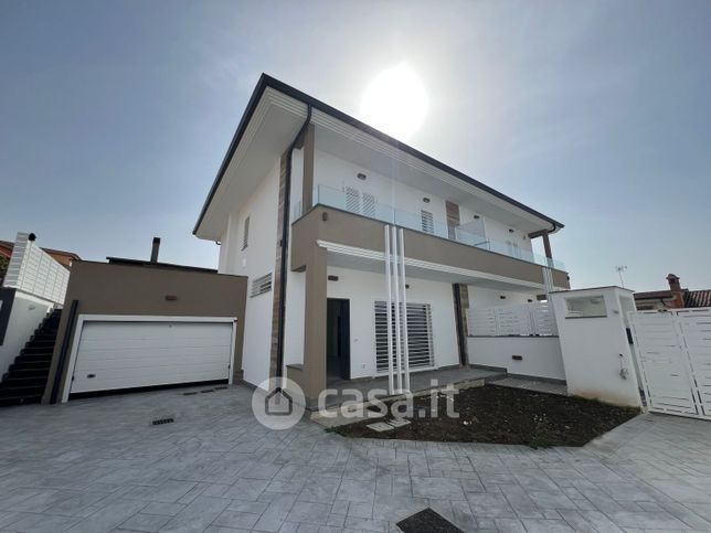 Casa bi/trifamiliare in residenziale in Via Tivoli