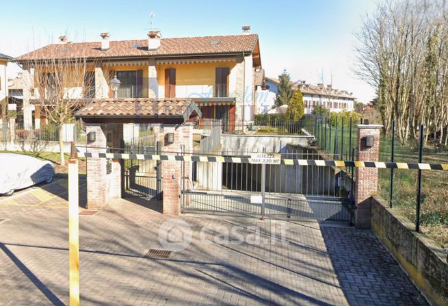 Box/posto auto in residenziale in Via F.lli Corridoni 35