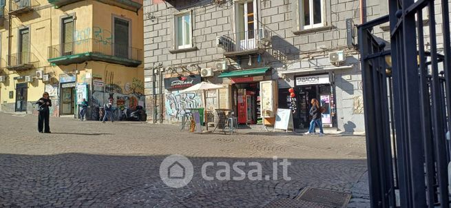 Negozio/locale commerciale in commerciale in Piazza Monteoliveto