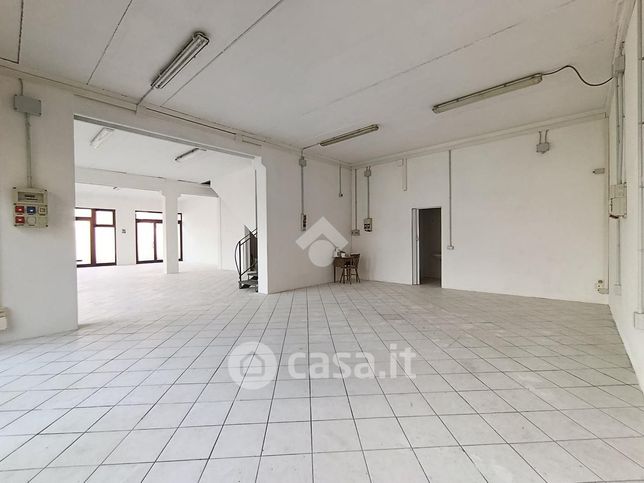 Capannone in commerciale in Via Giovanni Zeti 7
